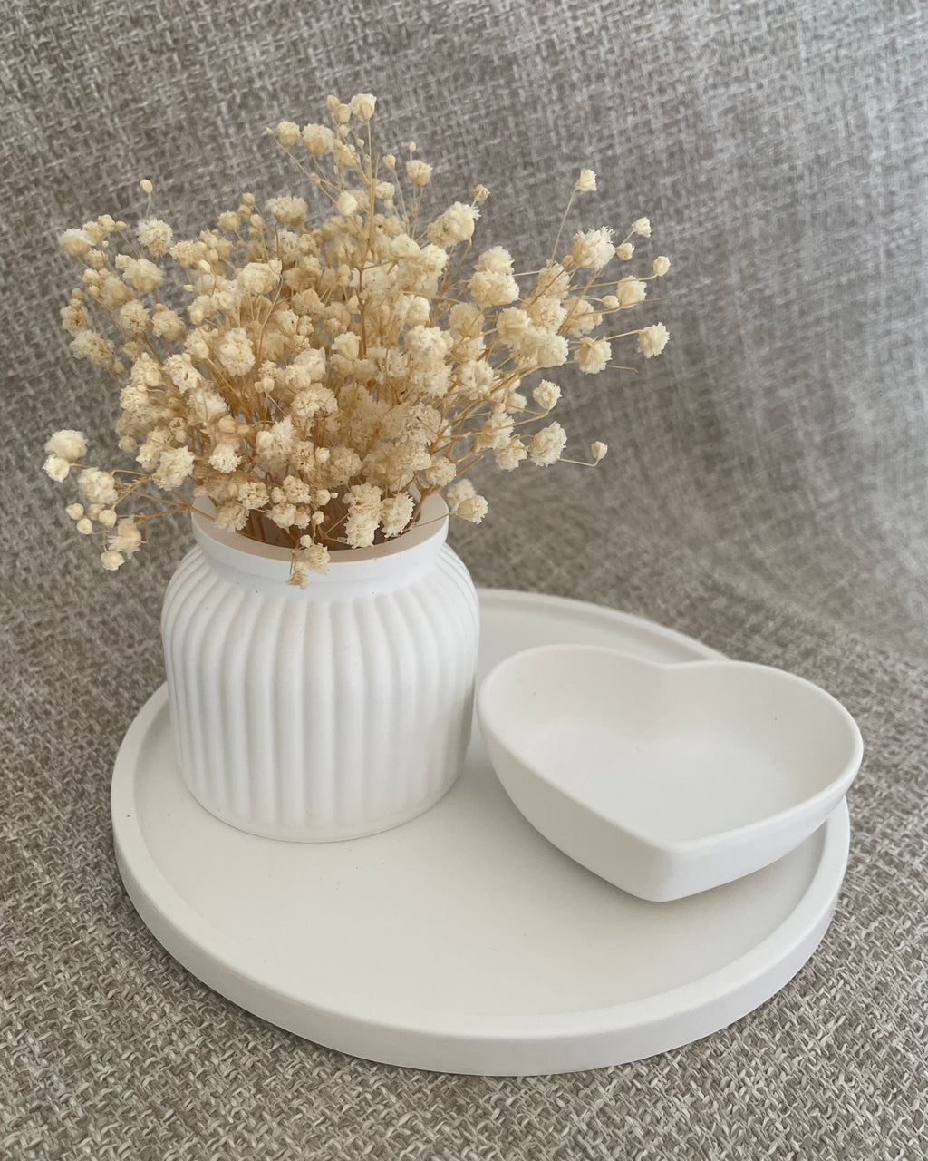 Set bandeja redonda + jarrón bajo + mini corazón
