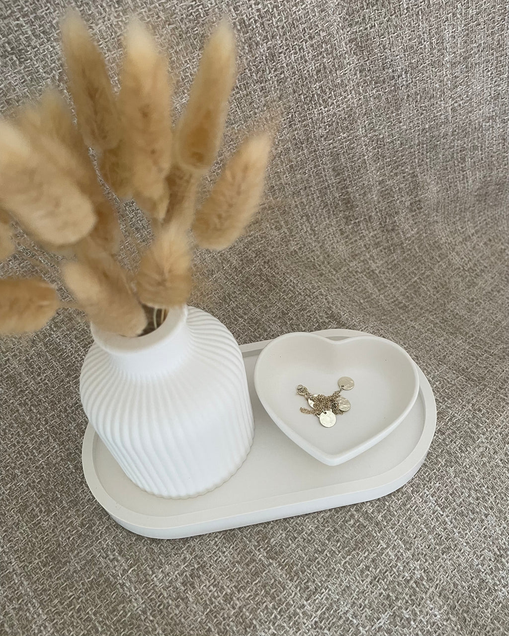 Set bandeja ovalada + jarrón + mini corazón