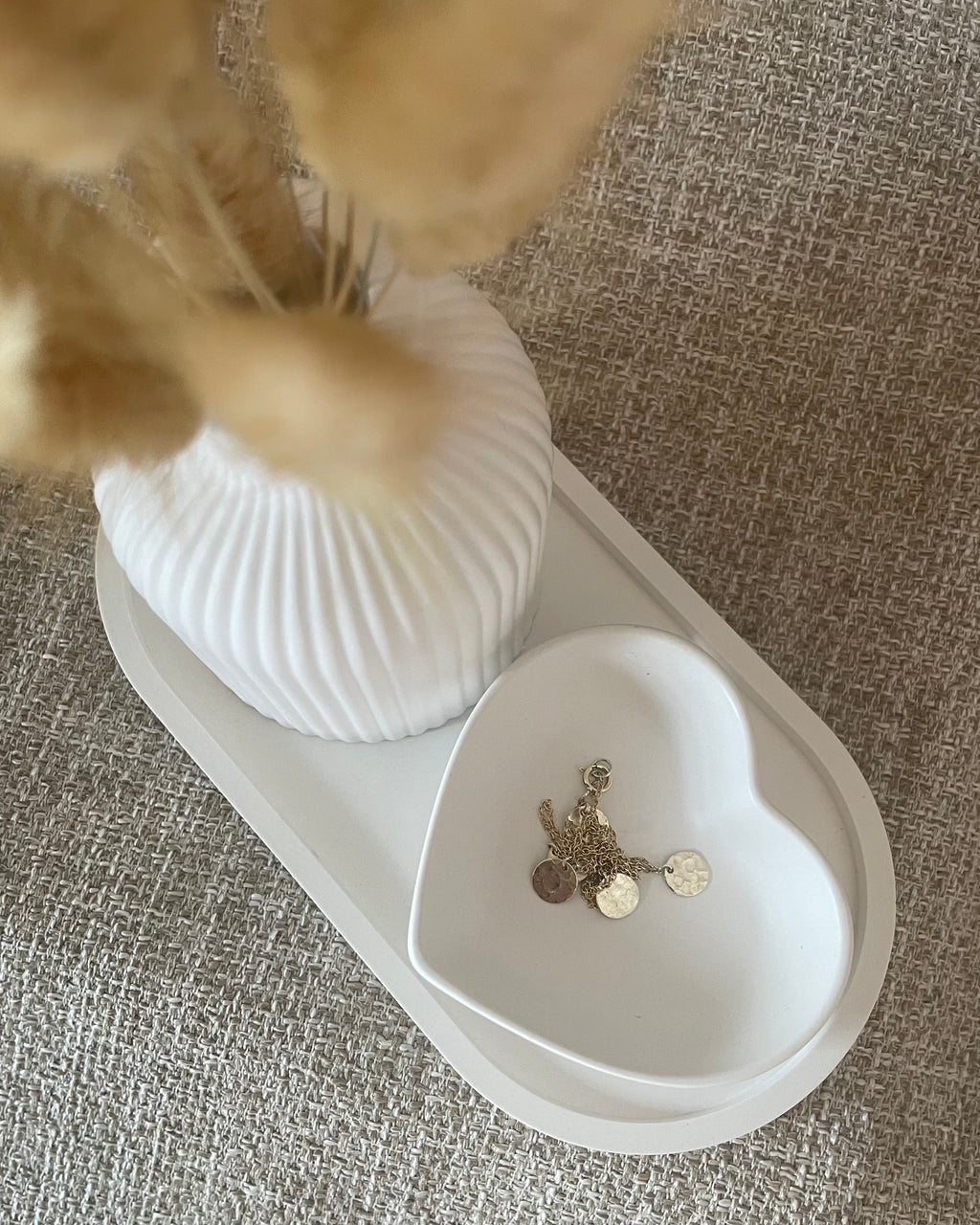 Set bandeja ovalada + jarrón + mini corazón