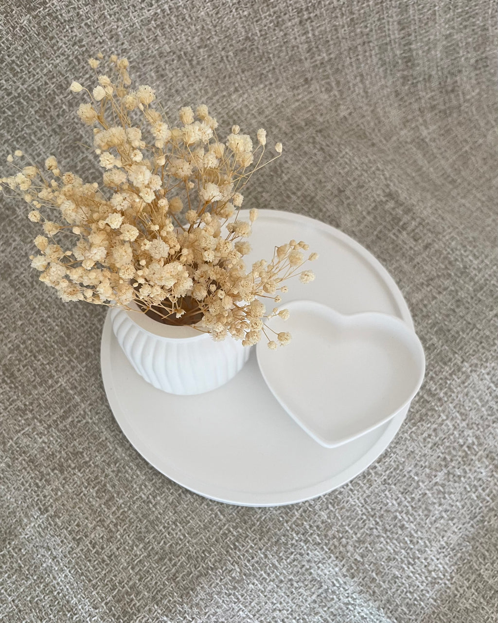 Set bandeja redonda + jarrón bajo + mini corazón