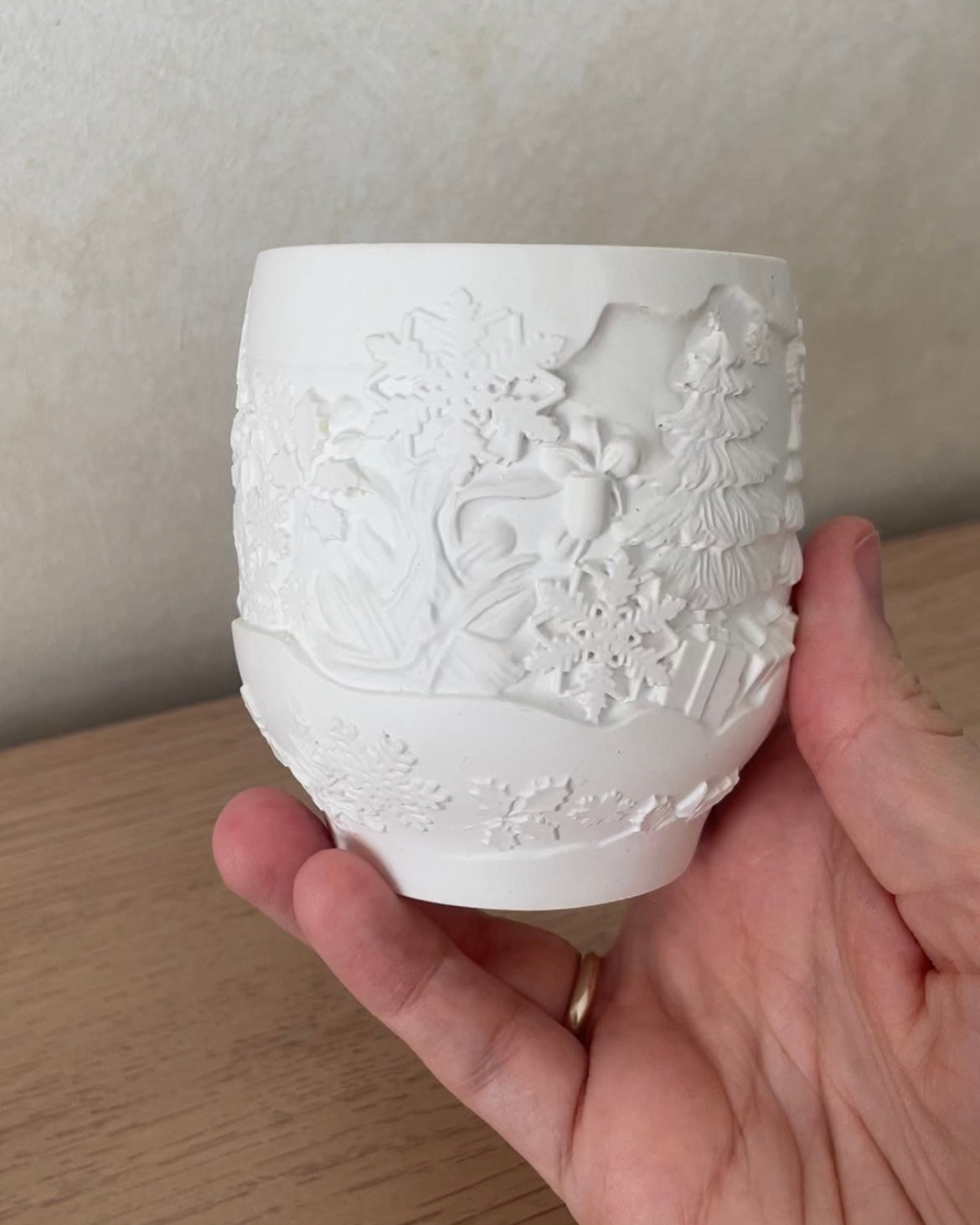 Vela de soja en cuenco navideño